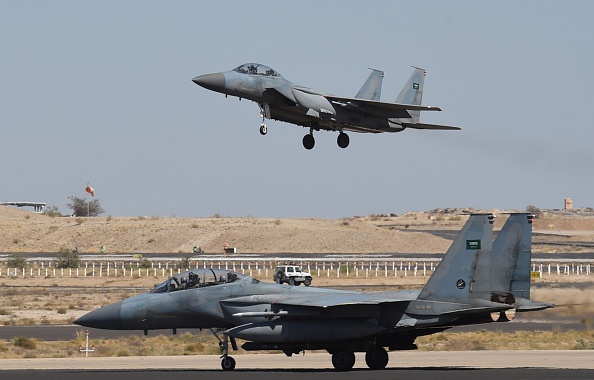 -Illustration- Un avion de chasse saoudien F-15 atterrissant sur la base aérienne militaire de Khamis Mushayt, à environ 880 km de la capitale Riyad, alors que l'armée saoudienne mène des opérations au Yémen. Photo FAYEZ NURELDINE / AFP via Getty Images.