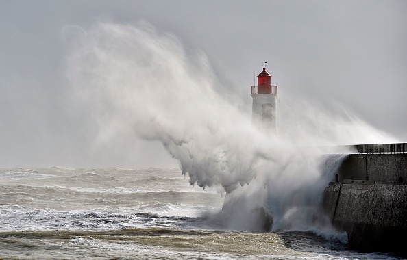 Une tempête aux Sables-d'Olonne en février 2016. (LOIC VENANCE/AFP via Getty Images)