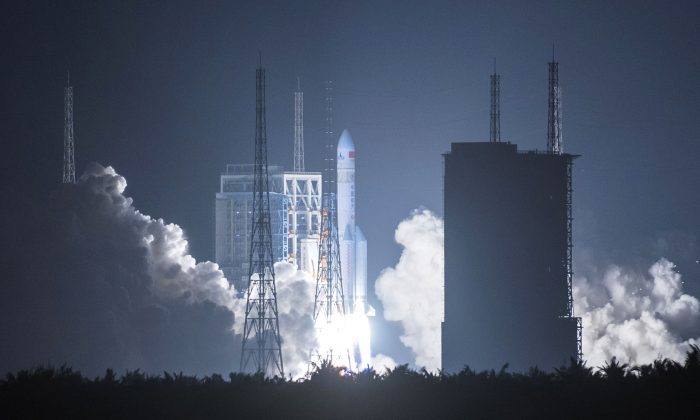 La fusée chinoise Long March-5 a décollé de son centre de lancement à Wenchang, dans la province de Hainan, le 16 novembre 2016. (AFP/Getty Images)