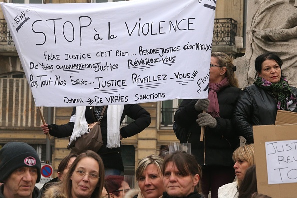 "Stop à la violence ! Réveille-toi, justice... réveille-toi pour nos enfants et punis en conséquence" lors de la marche blanche en hommage à Tony, battu à mort par son beau-père à Reims en novembre 2016. (Photo : FRANCOIS NASCIMBENI/AFP via Getty Images)