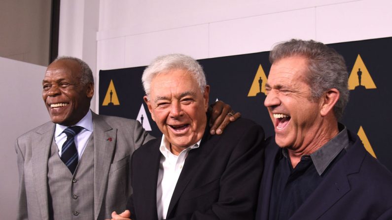 De gauche à droite : Danny Glover, Richard Donner et Mel Gibson (Photo de Joshua Blanchard/Getty Images)