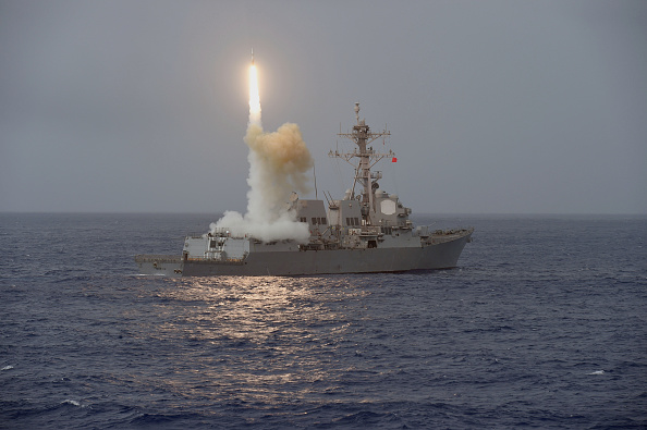 Dans cette photo fournie par la marine américaine, le lance-missiles USS Fitzgerald (DDG 62) lance un missile le 7 mars 2017 dans la mer des Philippines. (Photo : Mass Communication Specialist 2nd Class William McCann/U.S. Navy via Getty Images)