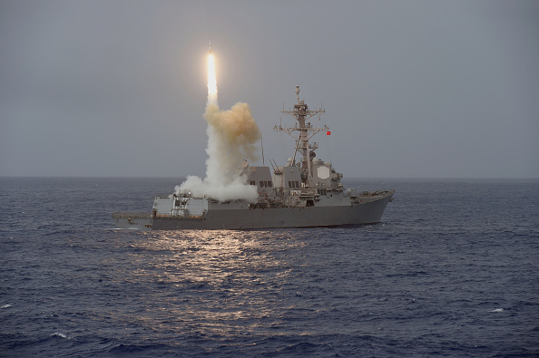 Dans cette photo fournie par la marine américaine, le lance-missiles USS Fitzgerald (DDG 62) lance un missile le 7 mars 2017 dans la mer des Philippines. (Photo : Mass Communication Specialist 2nd Class William McCann/U.S. Navy via Getty Images)