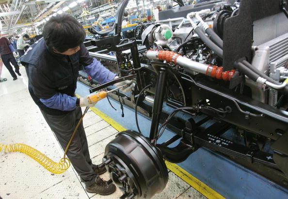 -Un employé travaille sur une chaîne de montage de moteurs pour camion et de bus Hyundai à l'usine de JeonJu le 17 octobre 2007 à JeonJu, en Corée du Sud. Photo de Chung Sung-Jun / Getty Images.
