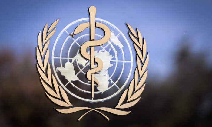 Le logo de l'Organisation mondiale de la santé (OMS) est représenté sur la façade du siège de l'OMS à Genève le 24 octobre 2017. Fabrice Coffrini/AFP via Getty Images