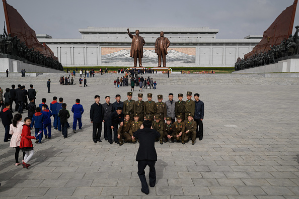 -Illustration- Des soldats de l'Armée populaire coréenne posent pour une photo de groupe après avoir rendu hommage aux statues des derniers dirigeants nord-coréens Kim Il Sung et Kim Jong Il, sur la colline Mansu à Pyongyang le 15 avril 2018. Photo ED JONES / AFP via Getty Images.
