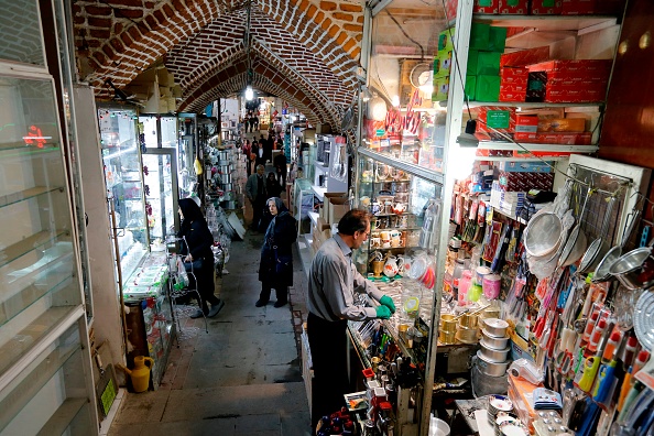 -Une photo prise le 24 avril 2018 montre une vue à l'intérieur du bazar de Tabriz dans la province du nord-ouest de l'Azerbaïdjan en Iran. Photo par ATTA KENARE / AFP via Getty Images.
