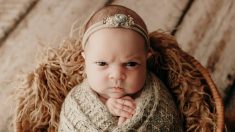 Les expressions grognonnes sur le visage d’un bébé au cours d’une séance de photos se propagent sur Internet, ses parents adorent ça