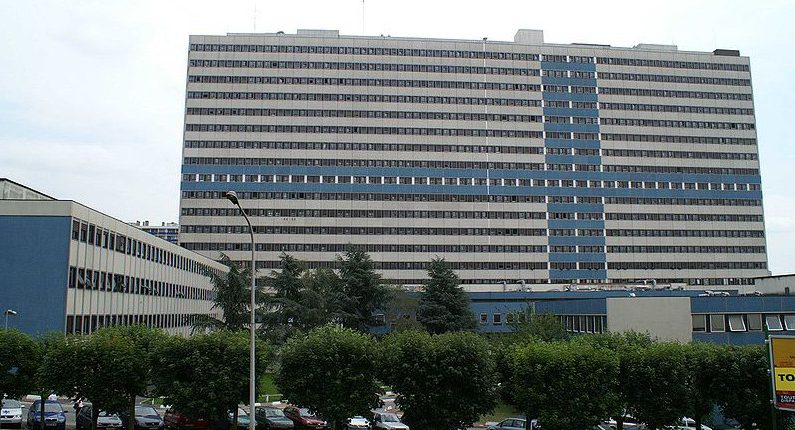 115 fenêtres de l'hôpital Henri-Mondor se sont allumées pour former un SOS géant le 4 février au soir. (Wikimedia/Sam67fr/CC 3.0)