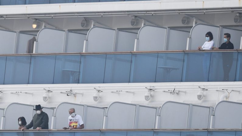 Des passagers sur les balcons du navire de croisière Diamond Princess, au terminal de croisière du quai Daikoku dans le port de Yokohama, au Japon, le 14 février 2020. (Charly Triballeau/AFP via Getty Images)