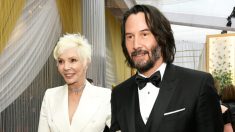 Keanu Reeves et sa mère Patricia Taylor, étincelante de blanc, marchent sur le tapis rouge aux Oscars 2020
