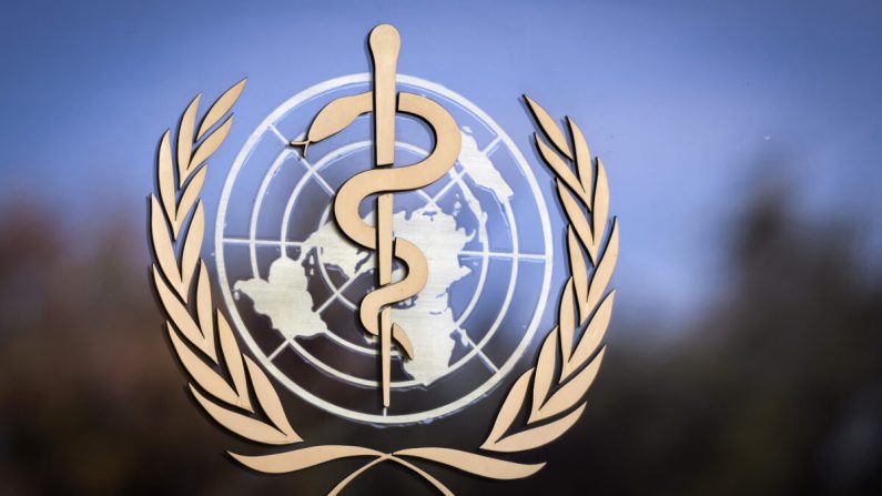 Le logo de l'Organisation mondiale de la santé (OMS) est représenté sur la façade du siège de l'OMS à Genève le 24 octobre 2017. (Fabrice Coffrini/AFP via Getty Images)