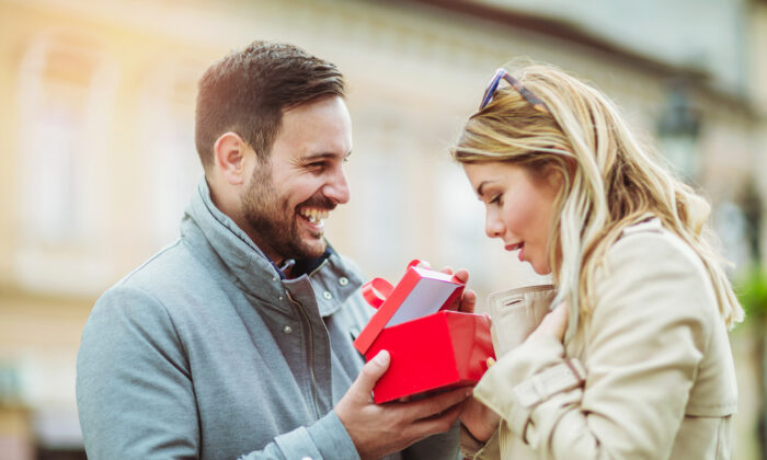 Les cadeaux sont l'un des cinq langages d'amour que le Dr Chapman a découverts après avoir passé en revue des années de notes. (Shutterstock)