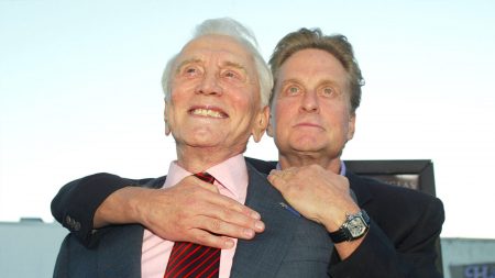 Il était tout simplement « Papa », Michael Douglas se souvient de son père Kirk Douglas, père de famille bien-aimé