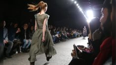Une fille mannequin de 22 ans atteinte de trisomie est confiante sur la piste lors de la semaine de la mode à New York : « Il n’y a pas de limites »