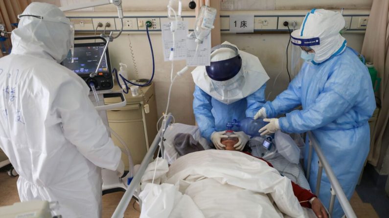 Des membres du personnel médical soignent un patient infecté par le coronavirus de Wuhan à l'hôpital de la Croix-Rouge de Wuhan, en Chine, le 16 février 2020. (STR/AFP via Getty Images)