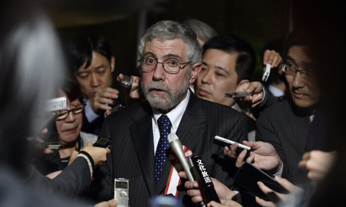 Paul Krugman, économiste et lauréat du prix Nobel, s'entretient avec des journalistes après avoir rencontré le Premier ministre japonais Shinzo Abe à Tokyo, le 22 mars 2016. (Franck Robichon/AFP/Getty Images)