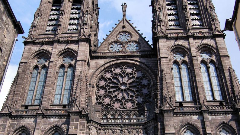 Un pinacle - élément de forme pyramidale de l'architecture gothique - menaçait de tomber de la façade de la cathédrale de Clermont-Ferrand ce jeudi. (Wikimedia/Fabien1309/CC 2.0)