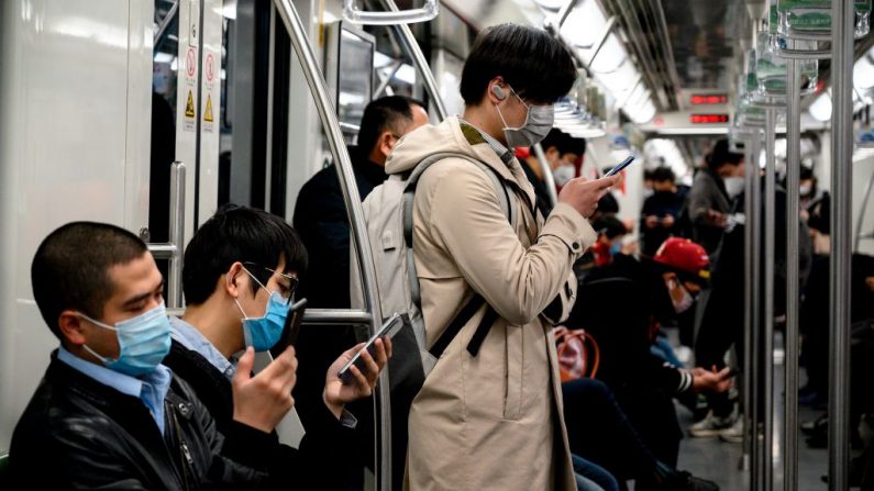 Des passagers qui portent des masques de protection faciale voyagent dans le métro de Shanghai le 25 février 2020. (Noel Celis/AFP via Getty Images)