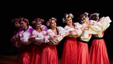 Elles ne sont pas sur rollers : 16 danseuses traditionnelles russes présentent une danse magique