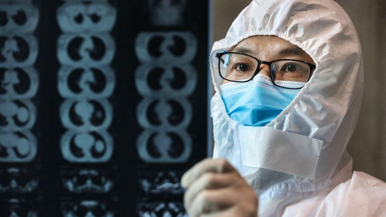 Un médecin examine l'image d'un scan pulmonaire dans un hôpital du comté de Yunmeng, dans la ville de Xiaogan, dans la province centrale de Hubei, en Chine, le 20 février 2020. (STR/AFP via Getty Images)