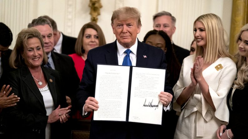Le président Donald Trump présente un décret destiné à lutter contre le trafic d'êtres humains, dans la salle Est de la Maison Blanche à Washington, le 31 janvier 2020. (Evan Vucci/AP Photo)
