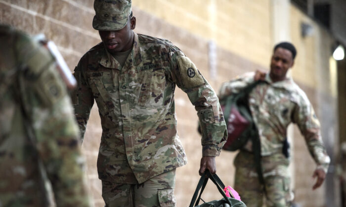 FORT BRAGG, les troupes américaines de la 82e division aéroportée de l'armée arrivent à Green Ramp pour un déploiement au Moyen-Orient à Fort Bragg, en Caroline du Nord, le 4 janvier 2020.(Photo de Andrew Craft/Getty Images)