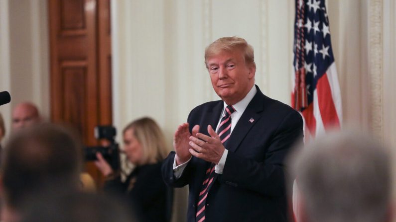 Le président Donald Trump applaudit un jour après avoir été acquitté de deux mises en accusation, dans la salle Est de la Maison-Blanche à Washington, le 6 février 2020. (Charlotte Cuthbertson/The Epoch Times)