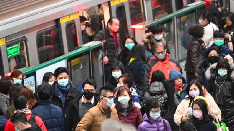 Des banlieusards masqués descendent d'un train à un arrêt du MRT (Mass Rapid Transit) à Taipei après les vacances du Nouvel An lunaire, le 30 janvier 2020. (Sam Yeh/AFP via Getty Images)