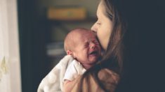 Une mère fatiguée et intelligente fabrique une «fausse main » pour apaiser son bébé qui pleure afin qu’il s’endorme
