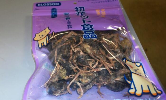 Le paquet de nourriture pour animaux de compagnie de Chine qui contenait de minuscules oiseaux morts. (CPB)