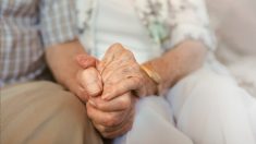 Un couple de personnes âgées meurt en se tenant la main après 67 ans de mariage