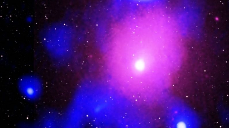 Une explosion record créée par un trou noir à 390 millions d'années-lumière a été découverte par les astronomes. (S. Giacintucci, et al./NRL/CXC/NASA)