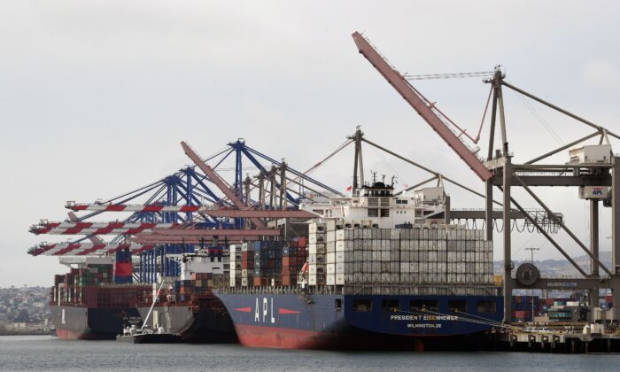 Les conteneurs de transport maritime sont déchargés au port de Los Angeles à Long Beach, en Californie, le 14 mai 2019. (Mark Ralston/AFP via Getty Images)