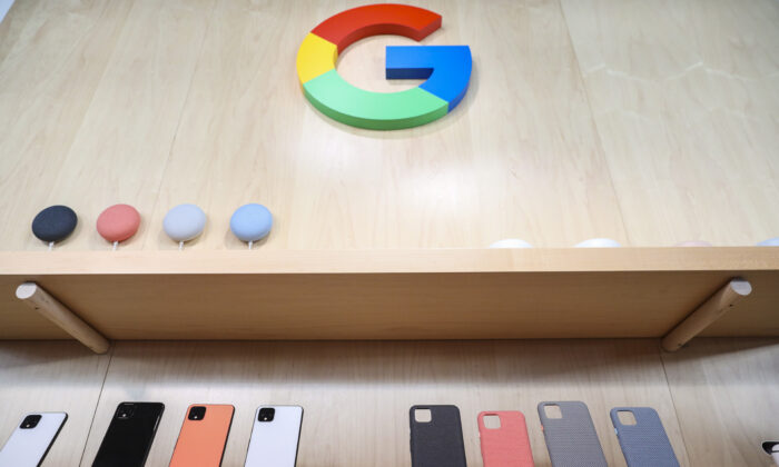 Le nouveau smartphone Google Pixel 4 et ses étuis sont présentés lors d'un événement de lancement de Google à New York, aux États-Unis, le 15 octobre 2019. (Drew Angerer/Getty Images)