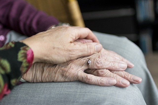 Cécile et Thérèse ont respectivement 98 et 102 ans. (Pixabay/Sabinevanerp)