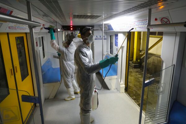 Des employés de la municipalité de Téhéran nettoient une rame de métro pour éviter la propagation du nouveau coronavirus le 26 février 2020. (Atta Kenare/AFP via Getty Images)