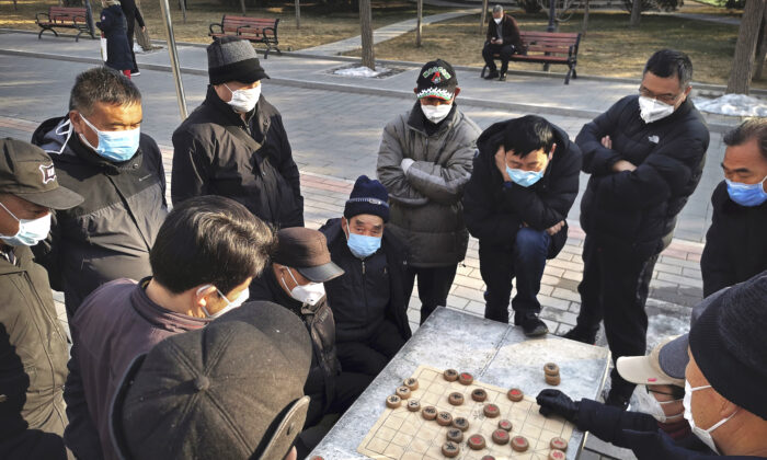Des Chinois, portant tous des masques de protection lors qu'ils jouent au mahjong dans un parc à Pékin, en Chine, le 31 janvier 2020. (Kevin Frayer/Getty Images)
