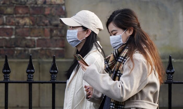 Deux femmes portant des masques marchent dans le centre-ville près du Royal Victoria Infirmary où deux patients qui ont été testés positifs pour le coronavirus de Wuhan sont traités par des médecins spécialistes à Newcastle, en Angleterre, le 31 janvier 2020. (Ian Forsyth/Getty Images