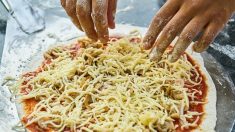 Lyon : un pizzaïolo réalise une pizza avec 257 fromages pour battre le record du monde