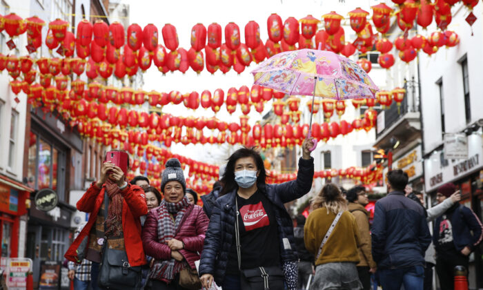 Une femme porte un masque dans le quartier chinois de Londres, le 2 février 2020. (Hollie Adams/Getty Images)