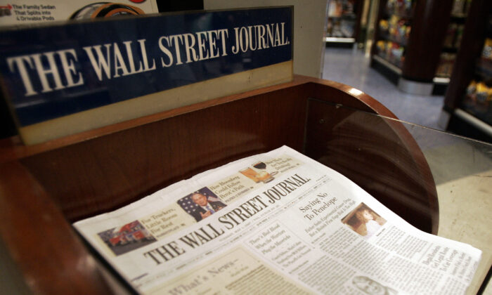 Le Wall Street Journal en vente à Hudson News au Grand Central Terminal de New York, le 1er mai 2007. (Stan Honda/AFP via Getty Images)