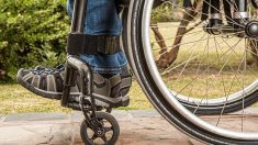 Par amour pour sa femme handicapée, il crée un vélo fauteuil roulant pour pouvoir l’emmener en promenade