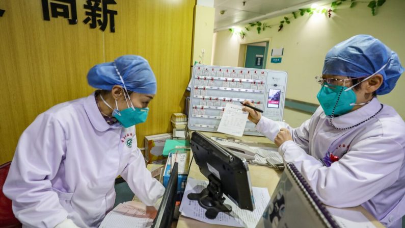 Des membres du personnel médical portant un masque parlent dans un hôpital de Wuhan, en Chine, le 30 janvier 2020. (STR/AFP via Getty Images)
