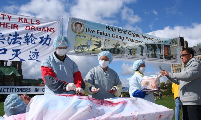 Une reconstitution du prélèvement d'organes en Chine sur les pratiquants de Falun Gong, lors d'un rassemblement à Ottawa, Canada, 2008. (Epoch Times)
