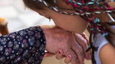 Une femme atteinte de trisomie 21 dépasse les attentes et célèbre son 72e anniversaire