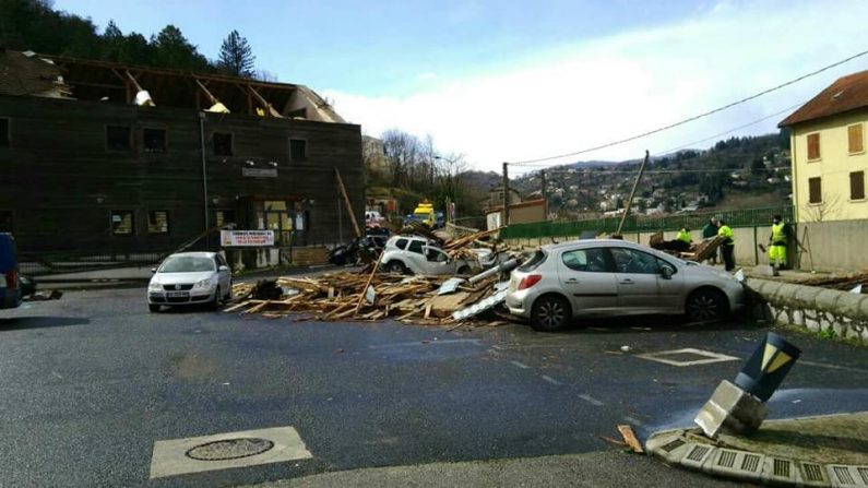 Le toit du centre des impôts a été arraché par le vent et s'est écrasé sur le parking situé en contrebas, endommageant plusieurs véhicules sans faire de blessé. Crédit : Gendarmerie du Gard. 