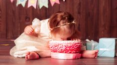 Des trolls dénigrent une vidéo où un bébé atteint de trisomie 21 mange son gâteau d’anniversaire – son père leur répond
