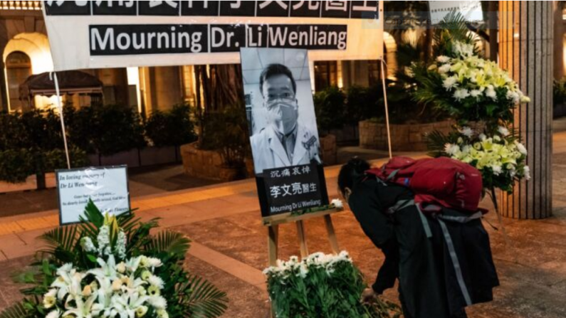 Des gens assistent à une veillée pour Li Wenliang à Hong Kong, le 7 février 2020. La mort de ce jeune médecin, qui a été réprimandé pour « propager des rumeurs » après avoir mis en garde contre le nouveau virus apparu à Wuhan, a déclenché une vague de colère à Hong Kong et en Chine contre les autorités de Pékin qui plaçaient leurs tactiques politiques au-dessus de la sécurité publique. (Anthony Kwan/Getty Images)