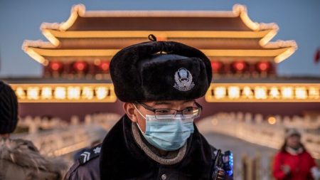 Le régime chinois met l’accent sur la menace des cas de coronavirus importés dans le dernier récit des médias d’État